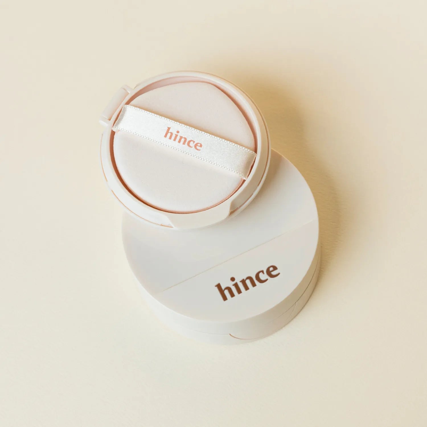 HINCE  Second Skin Glow Cushion de la marque HINCE, coussin de teint lumineux, sur fond clair, vue produit