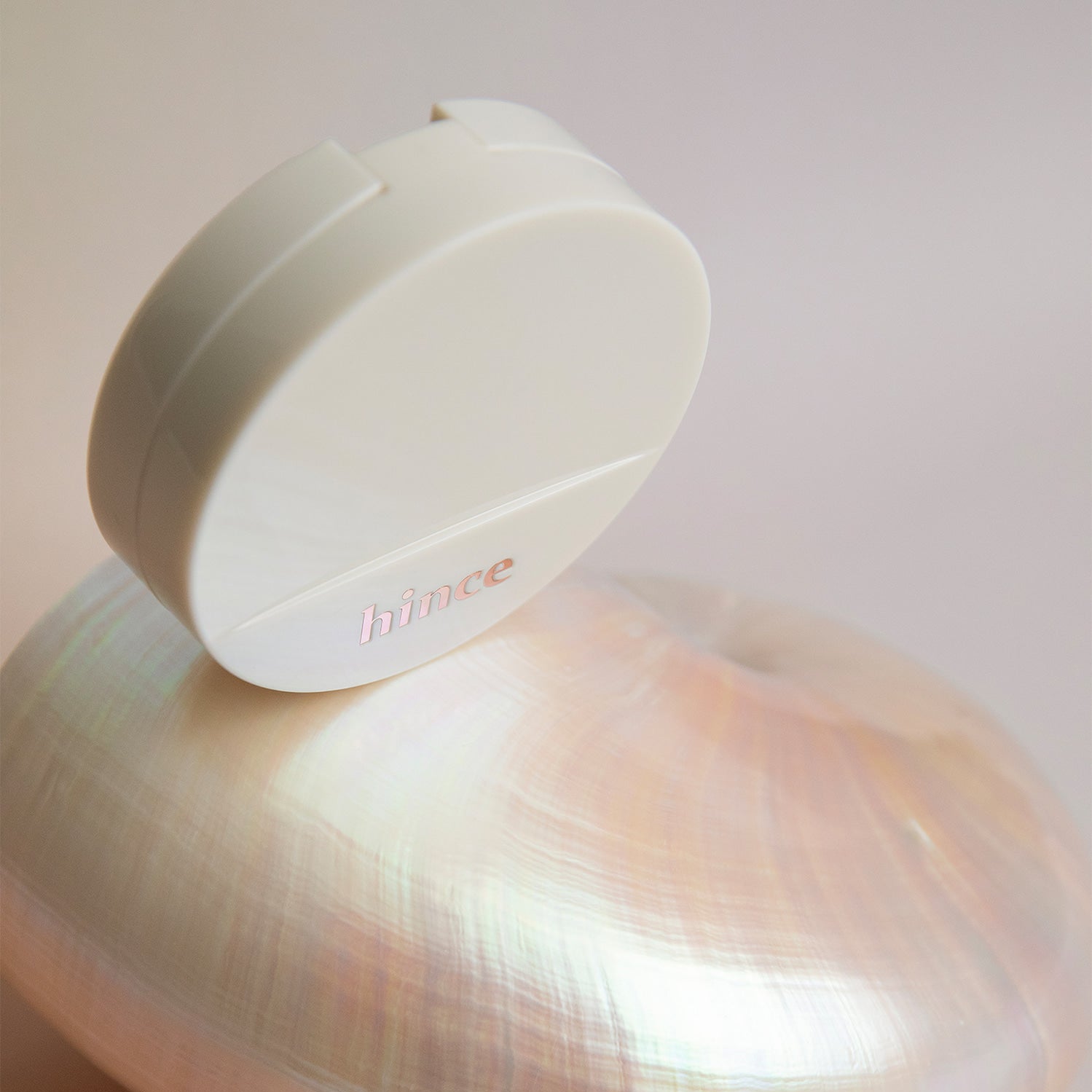 HINCE  Second Skin Glow Cushion de HINCE, coussin maquillage sur fond clair, rendu lumineux en gros plan