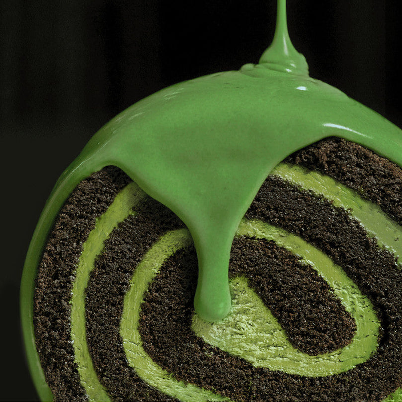 HIT THE TEA Super Matcha Black Roll Cake Gluten-Free, gâteau roulé sans gluten, glaçage matcha vert sur fond noir.