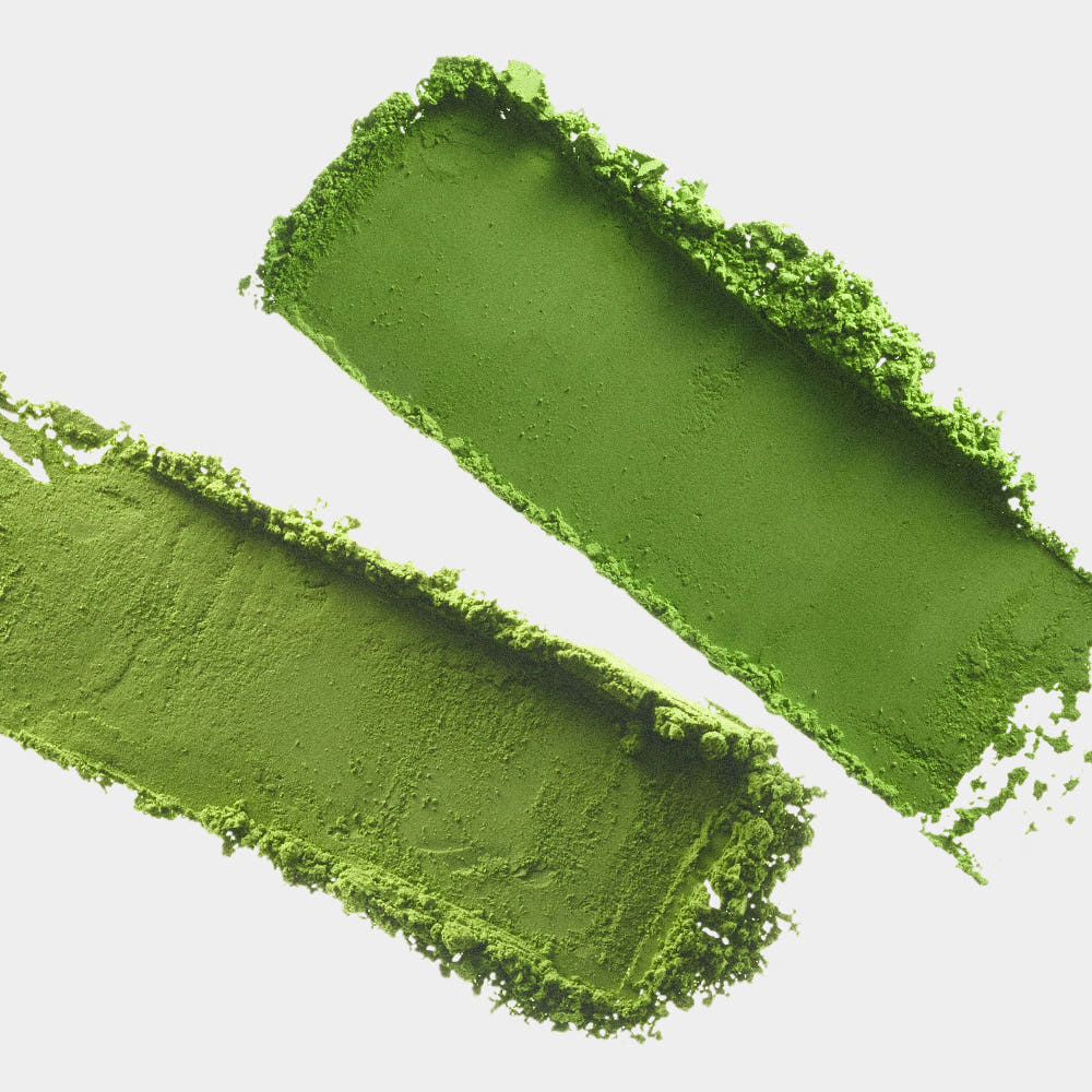 HIT THE TEA Super Matcha Home Cafe Set (Pure 10+Sweet 10+Heat-Resistant Glass Cup ) : poudre de matcha verte, tasses en verre au fond.