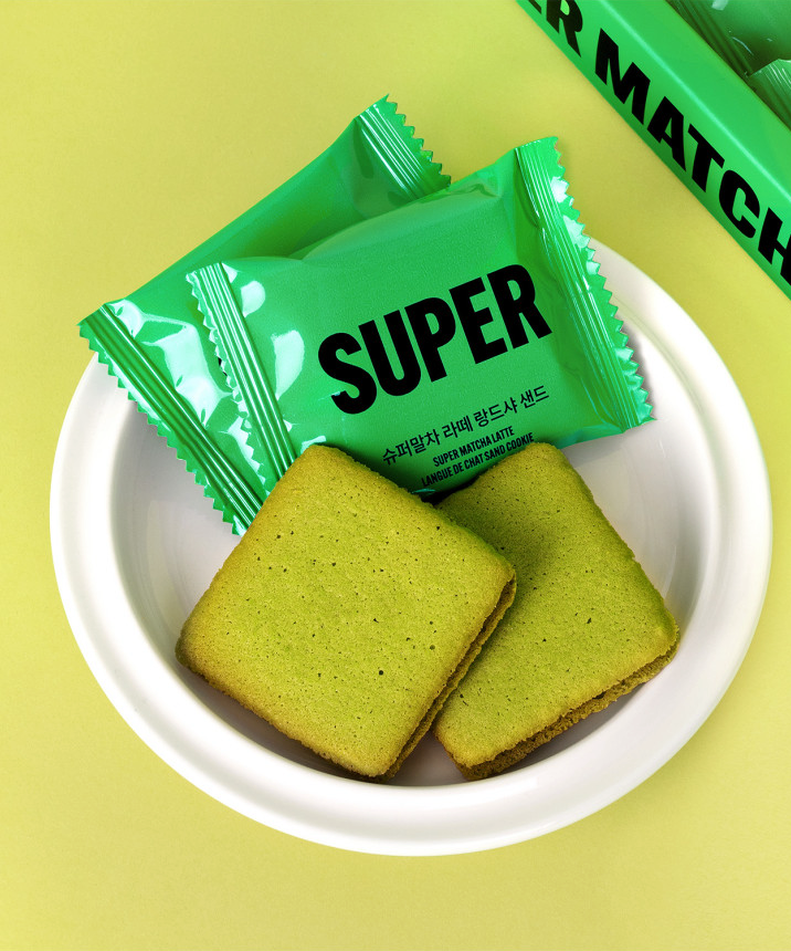 HIT THE TEA Super Matcha Lang De Cha Cream Sandwich 10 Pieces(Latte/Strawberry) de la marque HIT THE TEA, sur assiette