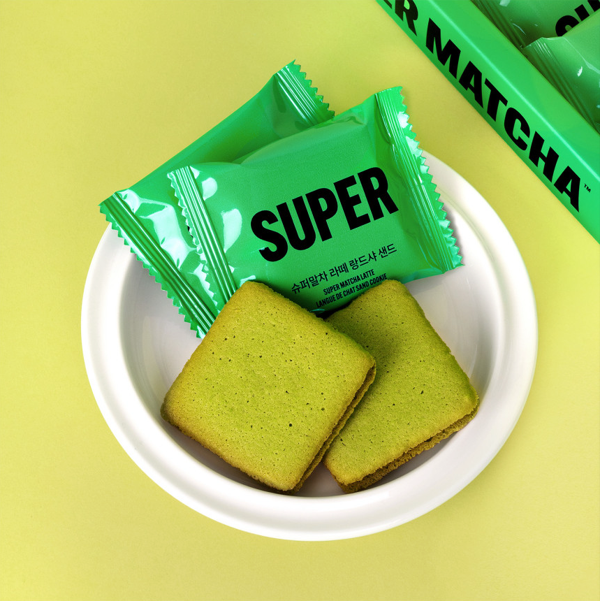 HIT THE TEA Super Matcha Lang De Cha Cream Sandwich 10 Pieces(Latte/Strawberry) de la marque HIT THE TEA, sur assiette