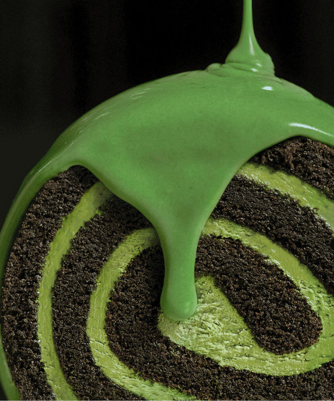 HIT THE TEA Super Matcha Black Roll Cake Gluten-Free, un roulé sans gluten avec glaçage au matcha coulant, en gros plan.