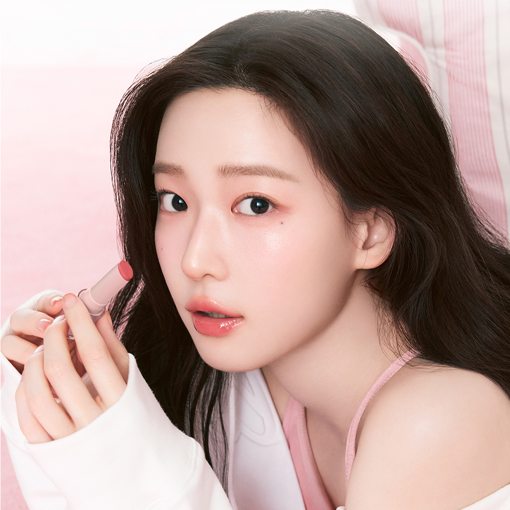 Portrait maquillage lumière douce : HOLIKA HOLIKA Glow Rise Balm, marque Holika Holika, femme visage rose, baume skincare