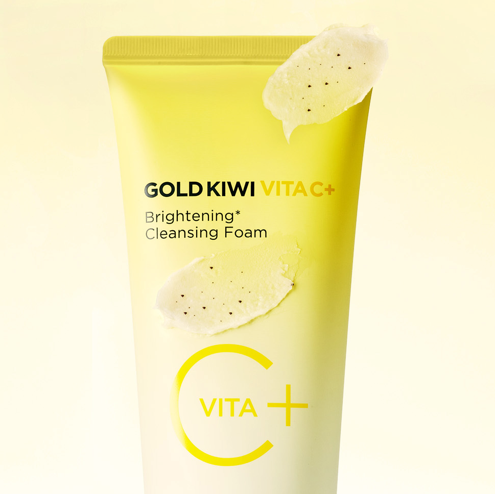 Décris l'image en français : HOLIKA HOLIKA Gold Kiwi Vita C+ Brightening Cleansing Foam 150ml, tube jaune avec texture kiwi
