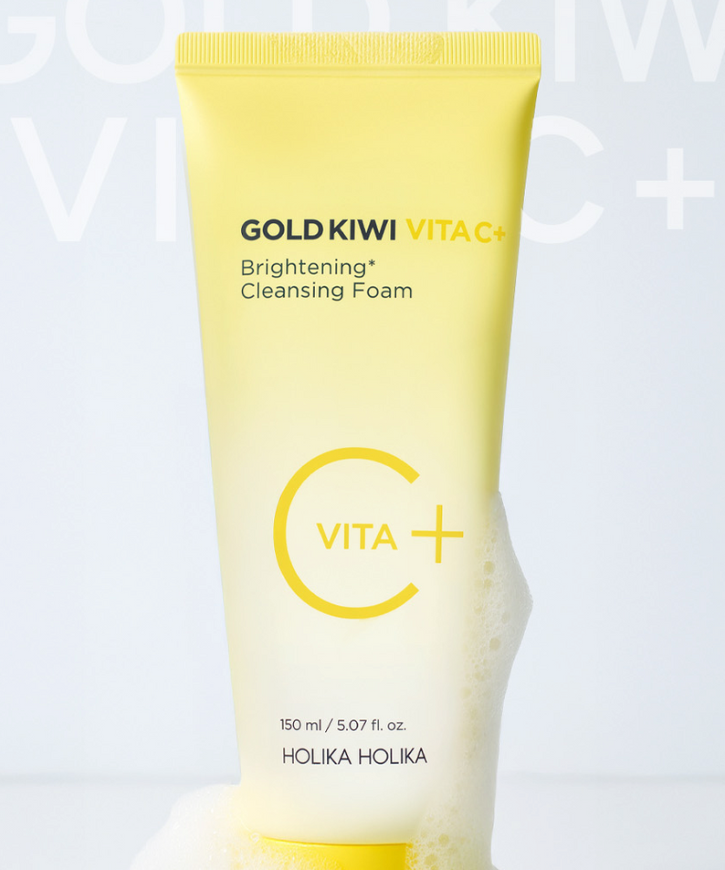 Décris l'image en français: HOLIKA HOLIKA Gold Kiwi Vita C+ Brightening Cleansing Foam 150ml, flacon jaune sur fond blanc.