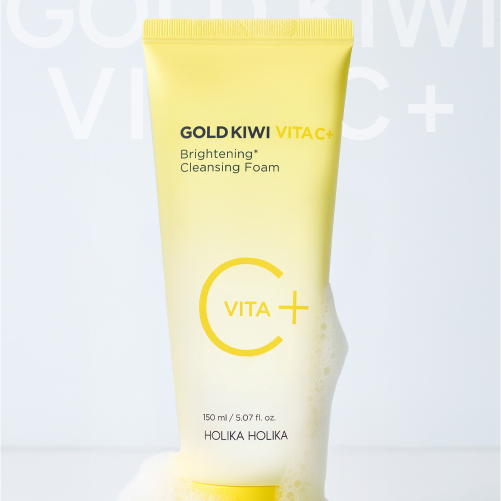 Décris l'image en français: HOLIKA HOLIKA Gold Kiwi Vita C+ Brightening Cleansing Foam 150ml, flacon jaune sur fond blanc.