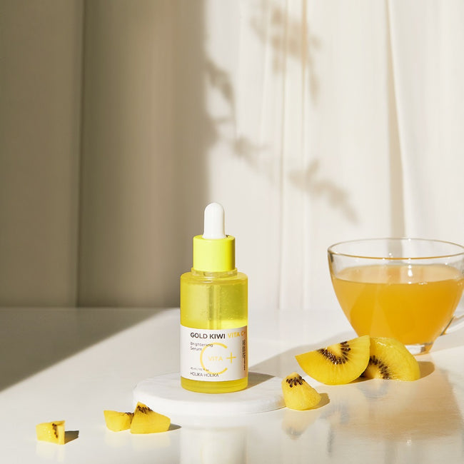 HOLIKA HOLIKA Gold Kiwi Vita C+ Brightening Serum 45ml de Holika Holika, flacon jaune et kiwi sur fond clair
