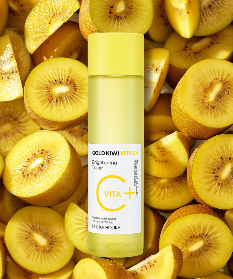 HOLIKA HOLIKA Gold Kiwi Vita C+ Brightening Toner sur des kiwis jaunes, marque Holika Holika, contexte visuel produit