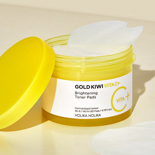 Décris l'image en français en mentionnant le produit, la marque et le contexte visuel : HOLIKA HOLIKA Gold Kiwi Vita C+ Brightening Toner Pads (80 sheets).