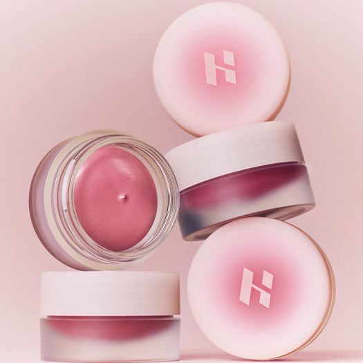 HOLIKA HOLIKA Melting Blur Lip Pot 5g de HOLIKA, pot et rouge à lèvres flouté sur fond rose pastel, visuel produit