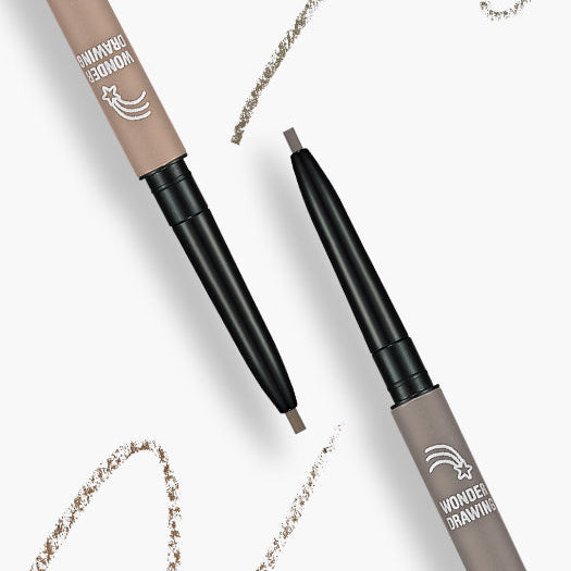 HOLIKA HOLIKA Wonder Drawing Skinny Eyebrow 0.05g, crayon à sourcils de la marque sur fond blanc, traces de poudre.