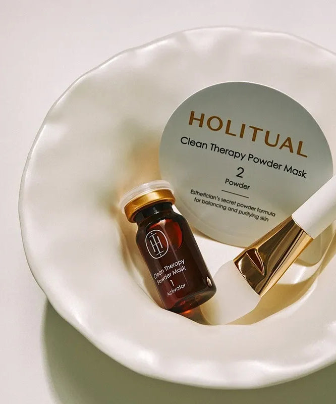 HOLITUAL Clean Therapy Powder Mask, pot et poudre sur assiette blanche, photo produit marque HOLITUAL sur fond clair