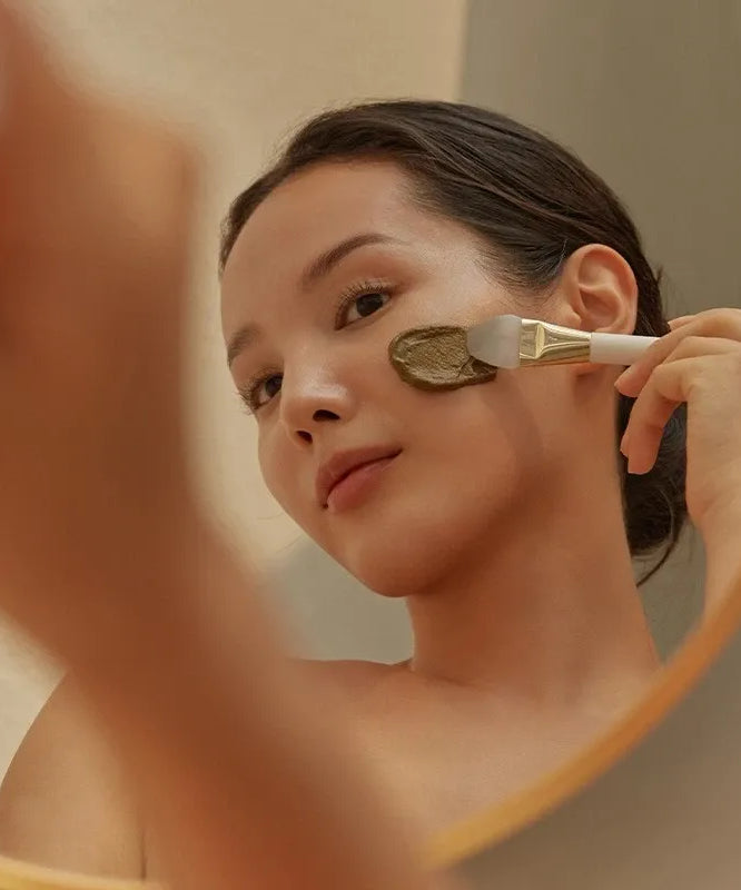 HOLITUAL Clean Therapy Powder Mask : application d’un masque en poudre sur le visage, soin beauté en institut.