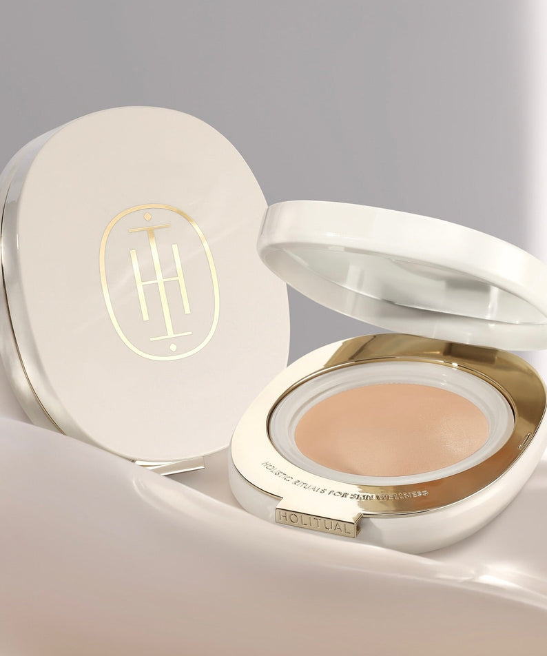 HOLITUAL Enriched Radiance Cushion de la marque, coussin maquillage ouvert sur fond clair, vue produit.