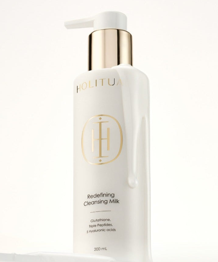 HOLITUAL Redefining acleansing Milk 200ml, flacon blanc avec pompe, sur fond clair, photo produit de marque
