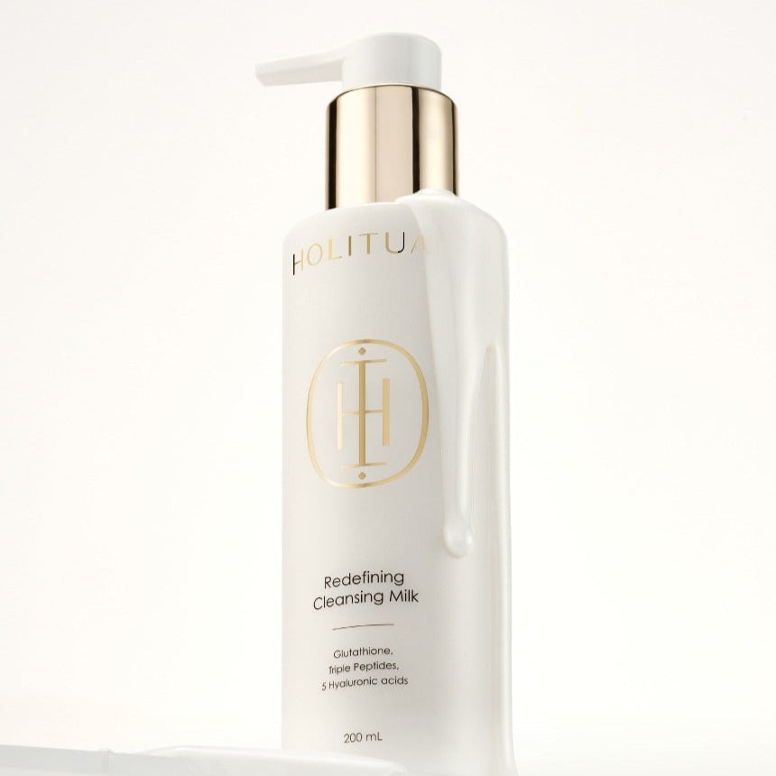 HOLITUAL Redefining acleansing Milk 200ml, flacon blanc avec pompe, sur fond clair, photo produit de marque