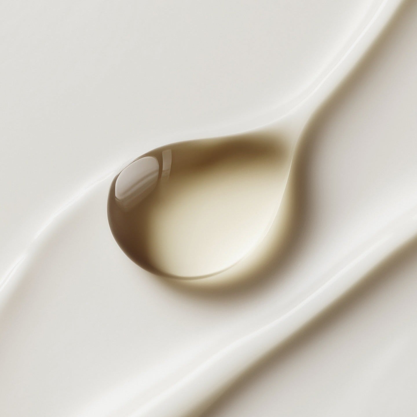 Détail de texture de HOLITUAL Ultra Nourishing Advanced Cream, marque HOLITUAL, crème nourrissante sur fond blanc