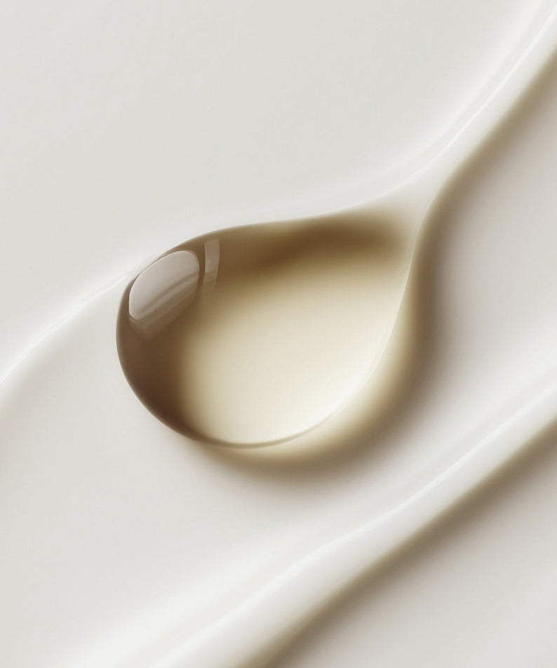 Texture luxueuse de la HOLITUAL Ultra Nourishing Advanced Cream capturant une goutte de crème riche et nourrissante.