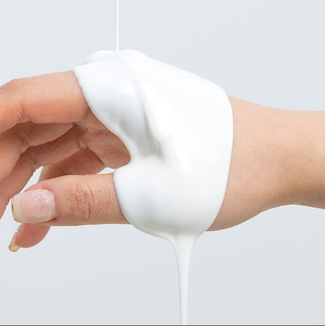 HONESI  Derma UV Sunscreen 50ml : crème solaire appliquée sur un bras, texture douce, marque HONESI, contexte soins visage