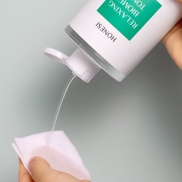 HONESI  Relaxing Biome Toner 500ml : flacon appliqué sur coton, ambiance soin visage, marque HONESI en gros plan