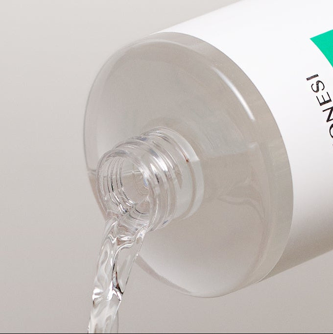 Décris l'image en français en mentionnant le produit, la marque et le contexte visuel : HONESI  Relaxing Biome Toner 500ml flacon blanc avec verseur.