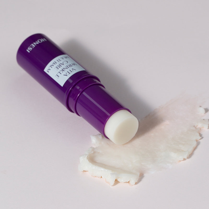 HONESI  Vita Wrinkle Care Multi Balm, baume anti-âge à la vitamine, tube violet sur fond clair, application crème