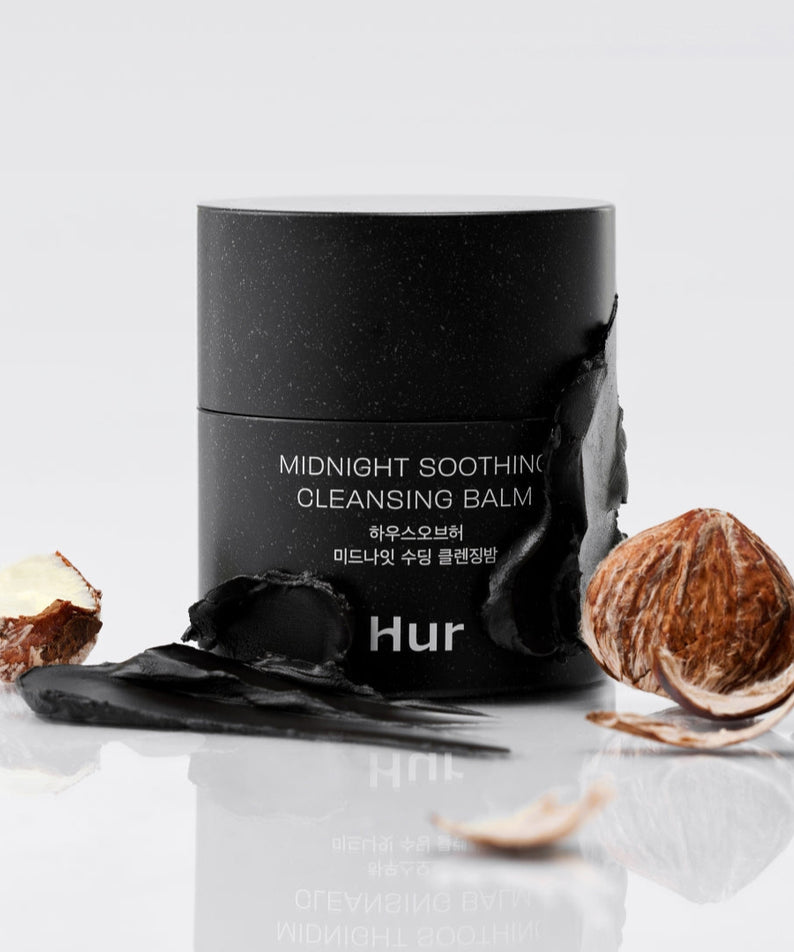 HOUSE OF HUR Midnight Soothing Cleansing Balm : pot noir sur fond clair, noisettes et noix autour, ambiance spa nocturne