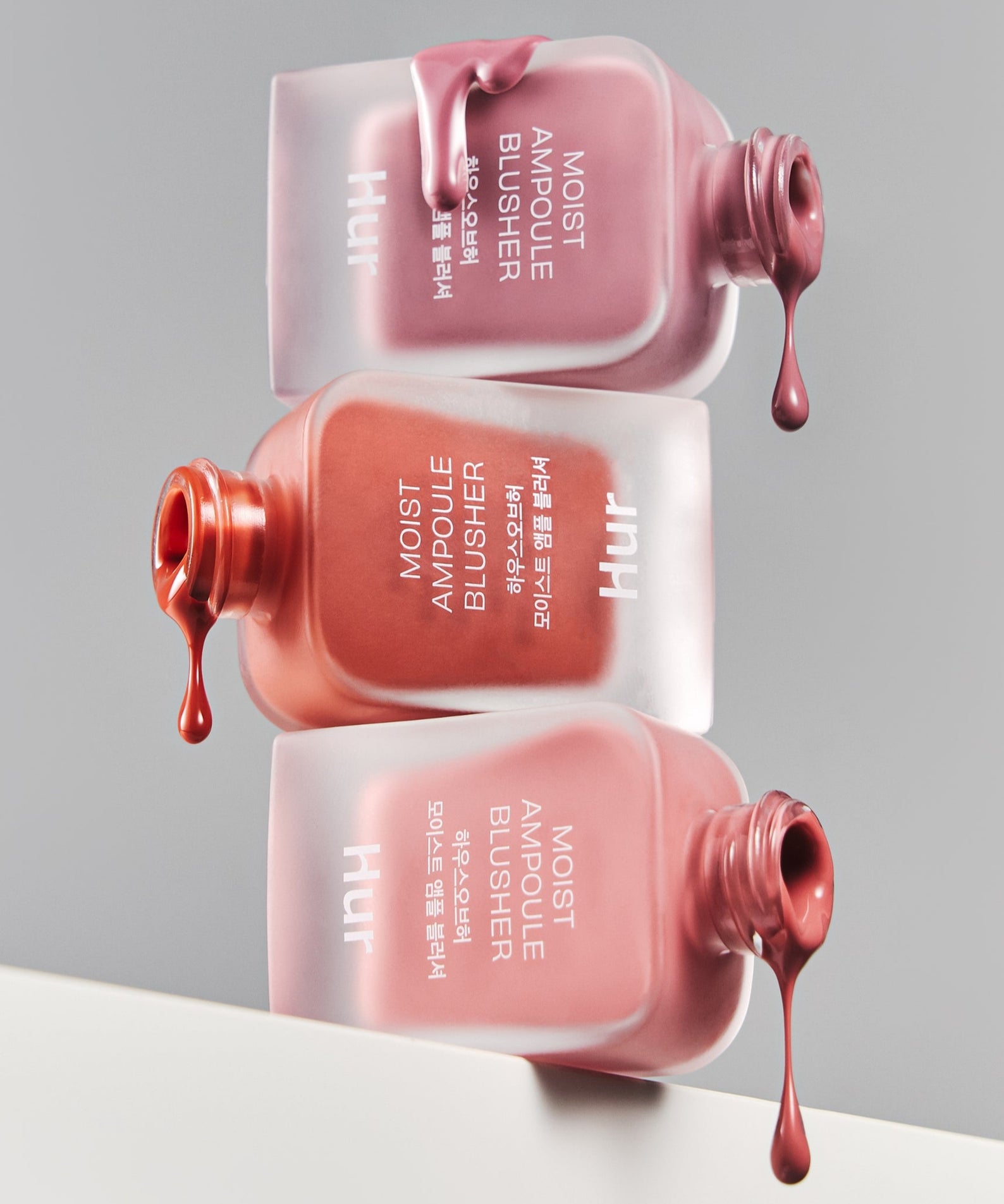 HOUSE OF HUR Moist Ampoule Blusher 10ml, pack buste et flacons gouttes, sur fond gris minimaliste, marque House of Hur