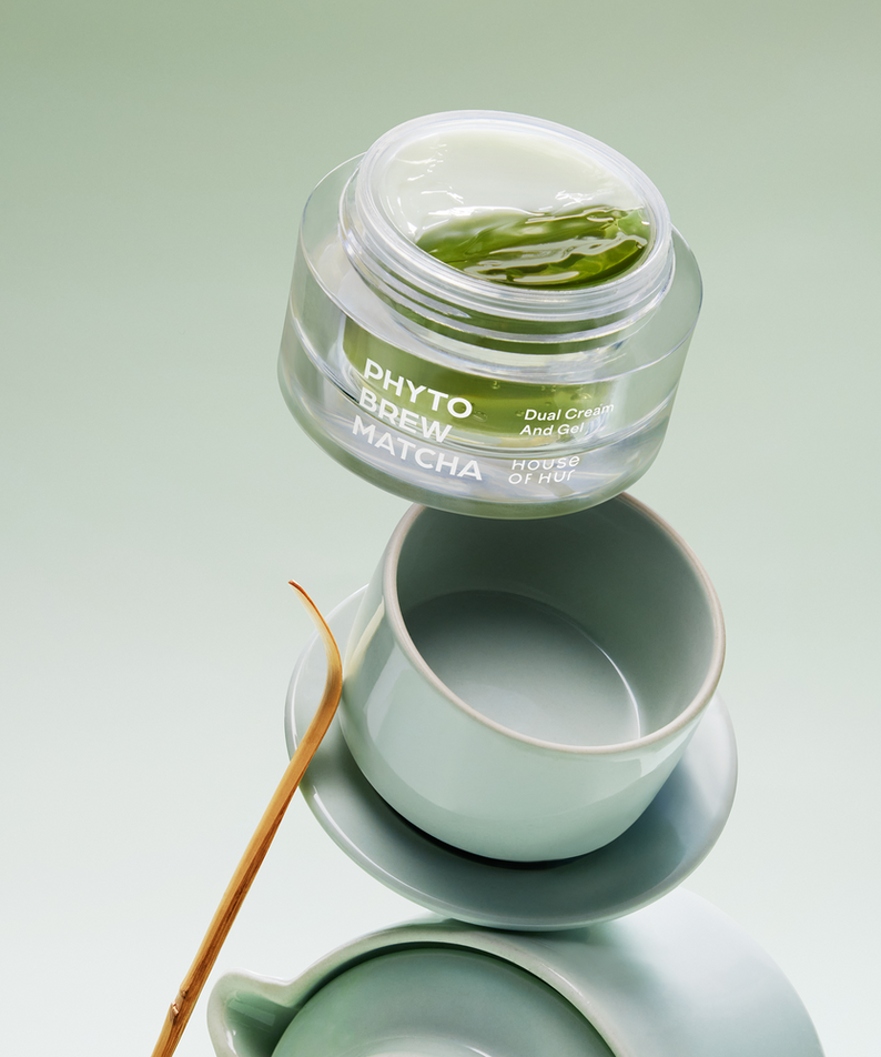 HOUSE OF HUR Phyto Brew Matcha Dual Cream and Gel 50ml de la marque sur fond vert, pot avec gel et cuillère.