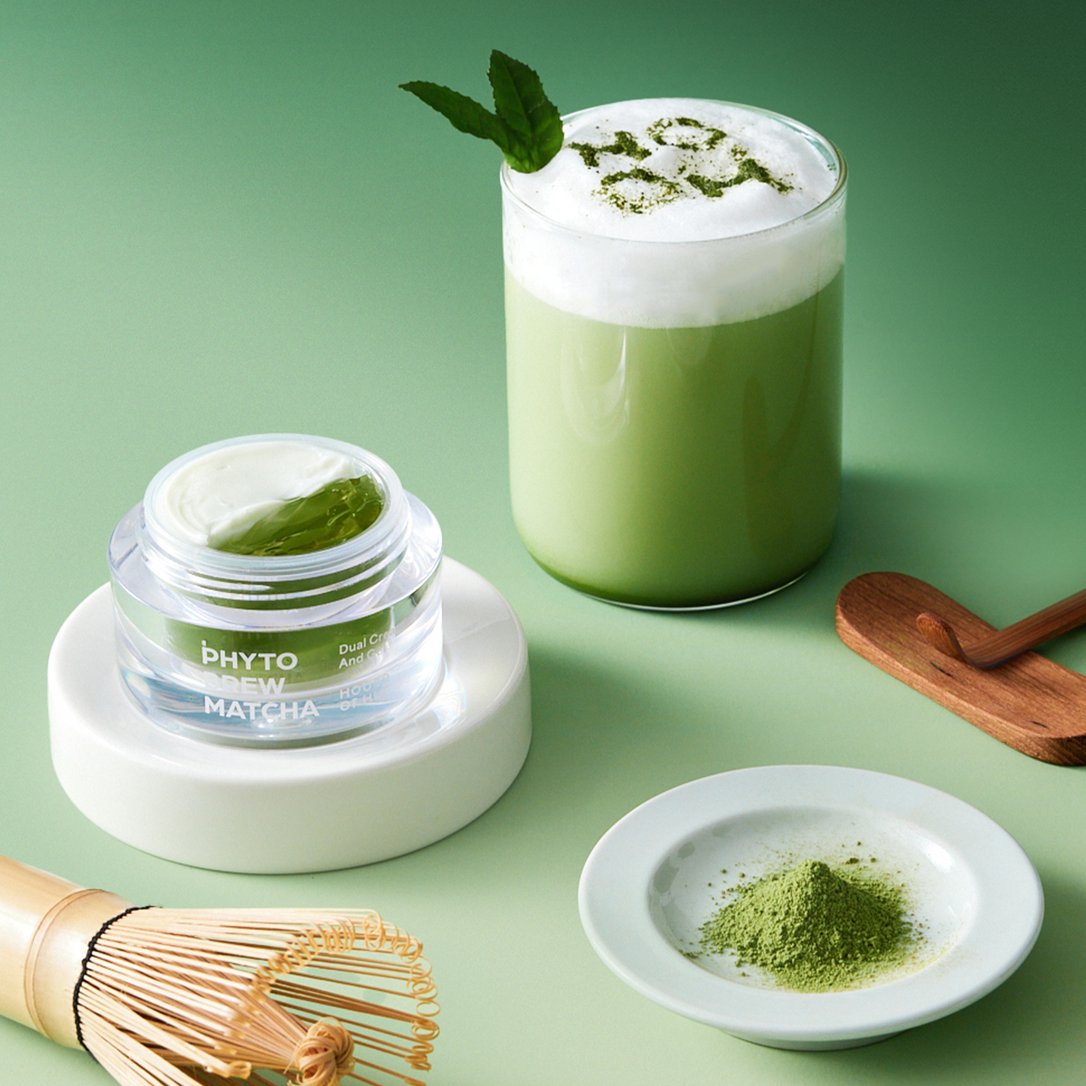 HOUSE OF HUR Phyto Brew Matcha Dual Cream and Gel 50ml : pot crème et gel matcha, marque sur fond vert avec ingrédients.