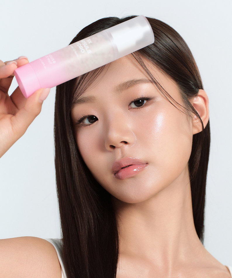 Femme présentant la HOUSE OF HUR 3X Capsule Hydro Booster Cream 50ml, soin hydratant pour la peau.