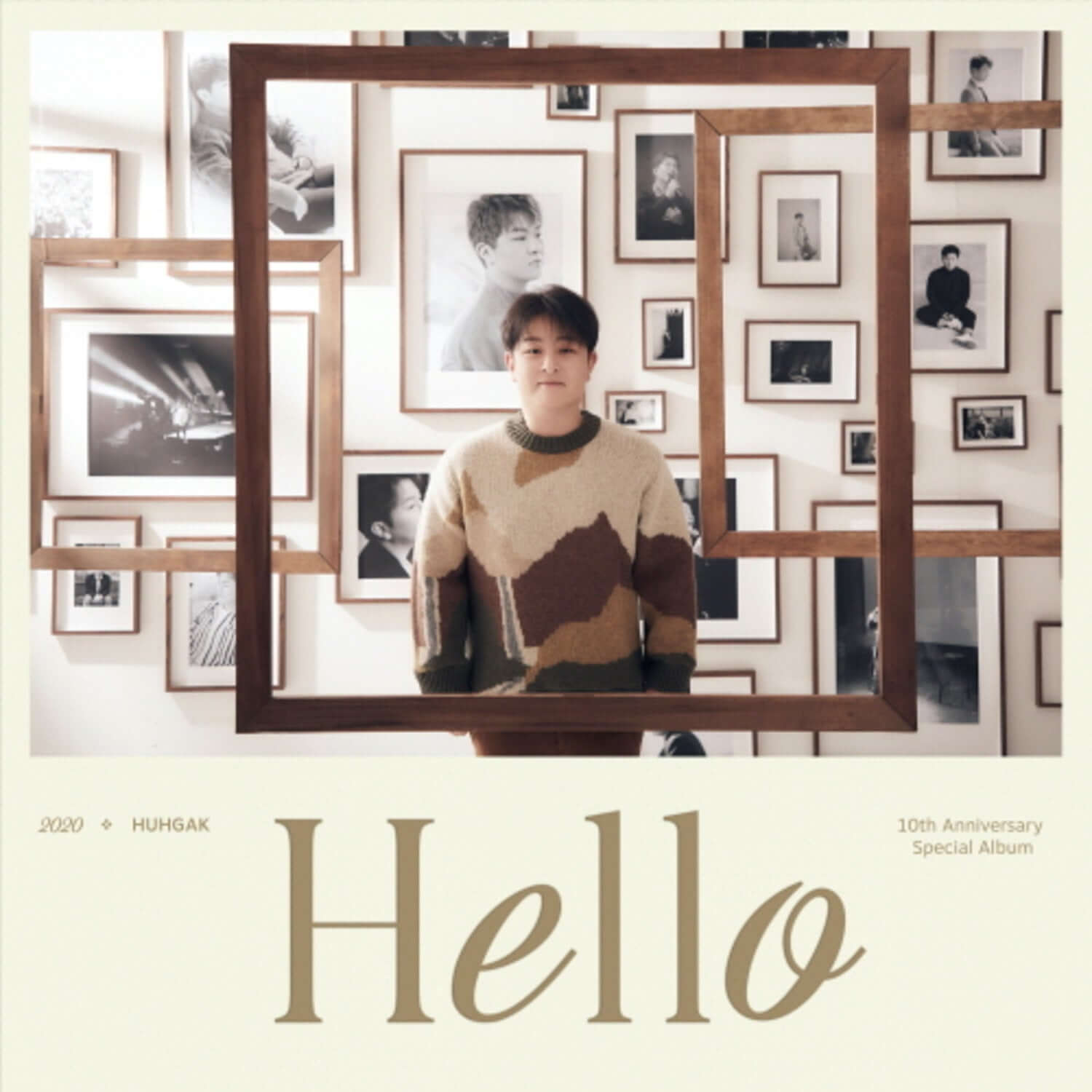 HUH GAK - 10th Anniversary Special Album [Hello] - Album Kpop, photo encadrée en galerie, couverture “Hello”.