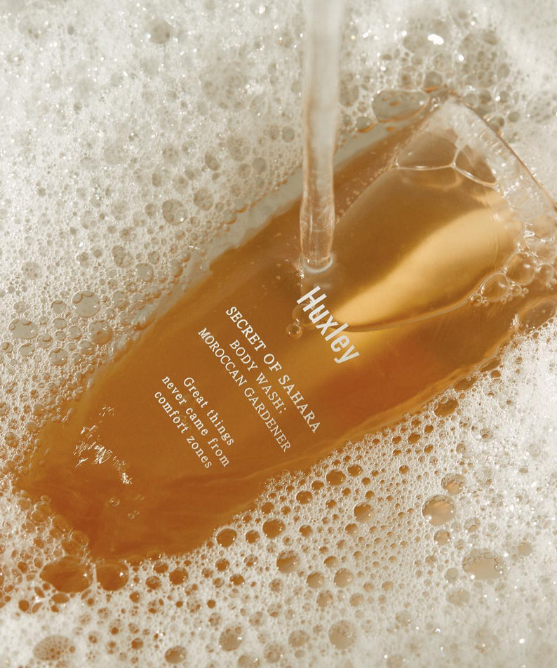 HUXLEY Body Wash Blue Medina Tangerine dans la mousse, produit naturel et rafraîchissant pour une expérience luxueuse de douche.