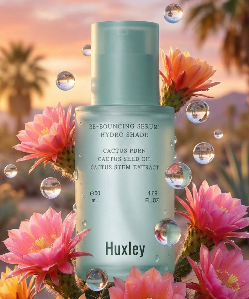 HUXLEY Rebouncing Serum Hydro Shade 50ml, flacon vert avec fleurs et gouttes d’eau sur fond tropical ensoleillé