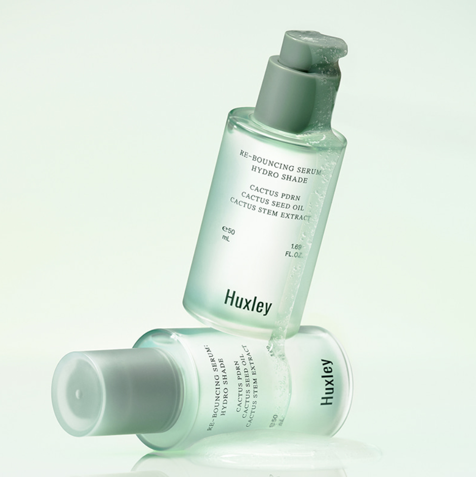 HUXLEY Rebouncing Serum Hydro Shade 50ml, photo produit flacon vert, marque Huxley, fond clair minimaliste, gouttes hydro.