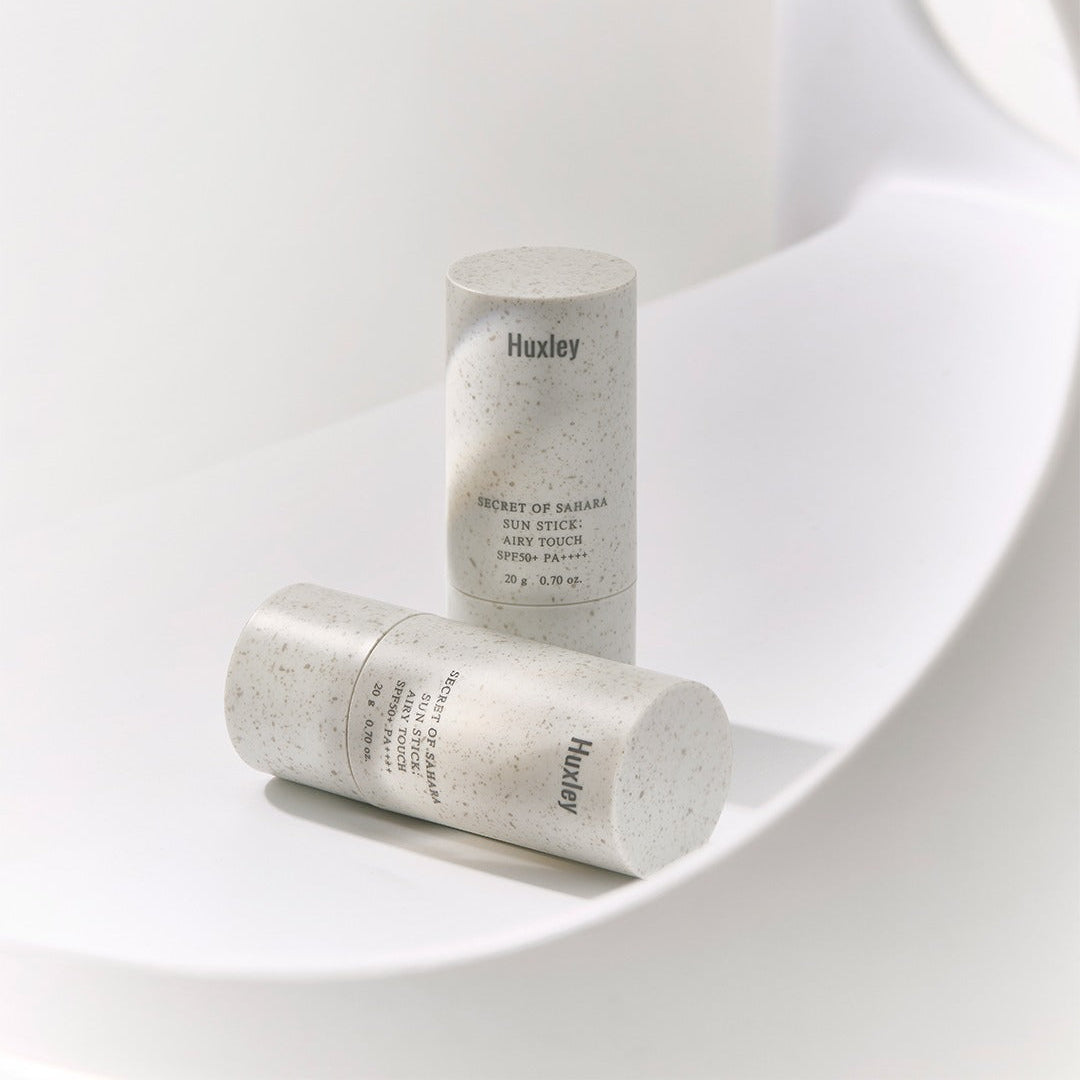 HUXLEY Sun Stick Airy Touch 20g sur fond blanc, stick solaire de la marque Huxley, contexte beauté.