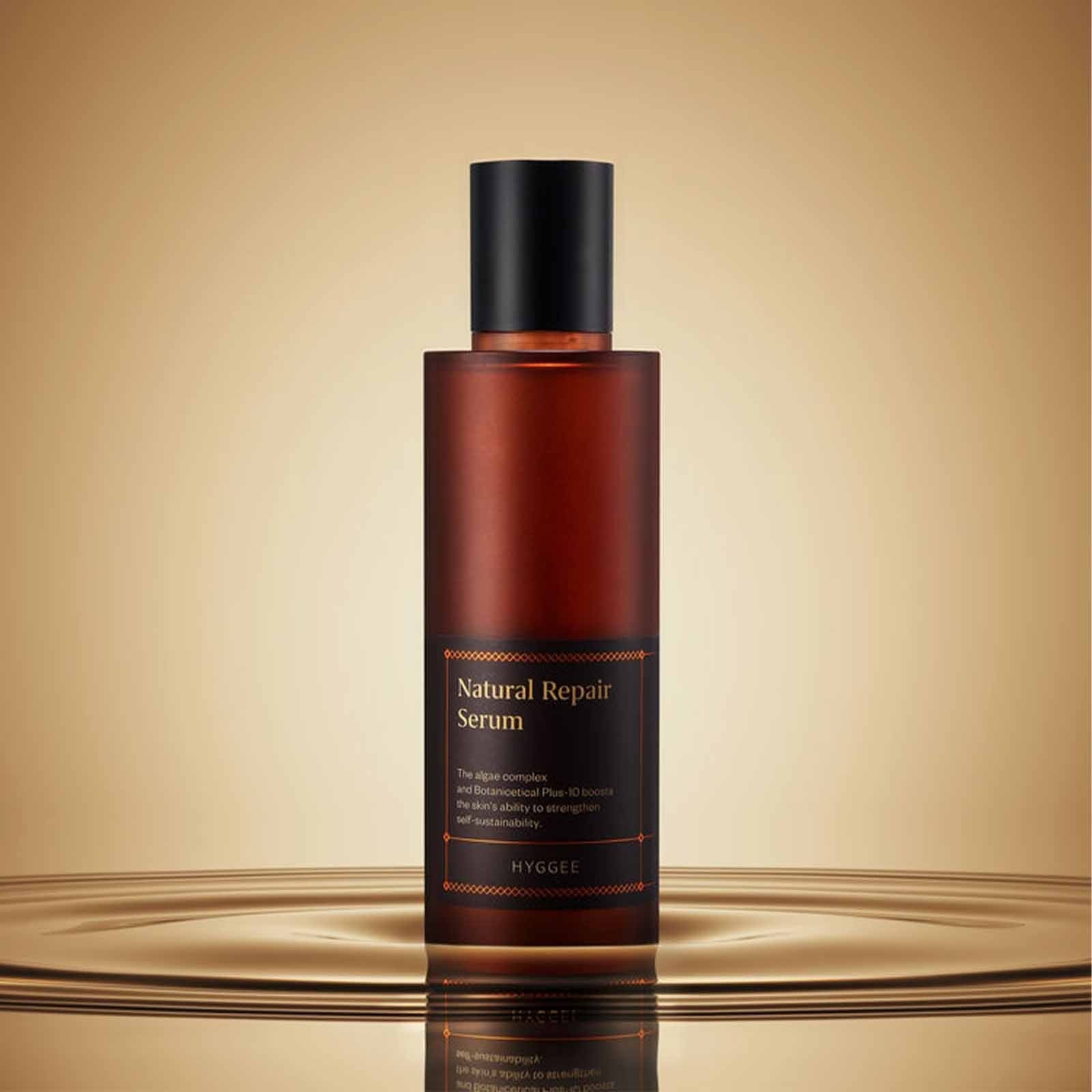 HYGGEE Natural Repair Serum 120ml de la marque HYGGEE, flacon brun sur fond beige, rendu cosmétique naturel.