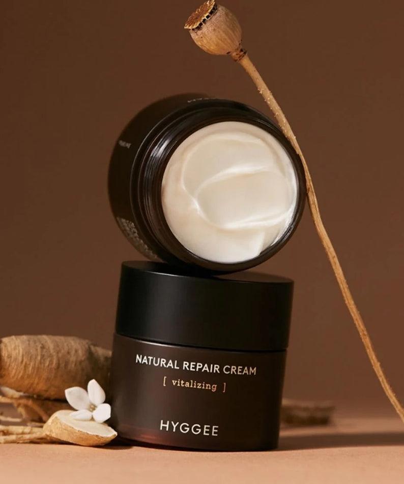 Décris l'image en français en mentionnant le produit, la marque et le contexte visuel : HYGGEE Nature Repair Cream 50ml, pot sur fond naturel.