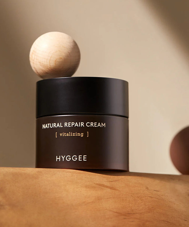HYGGEE Nature Repair Cream 50ml, pot crème réparatrice sur table en bois, décor minimal naturel, marque HYGGEE