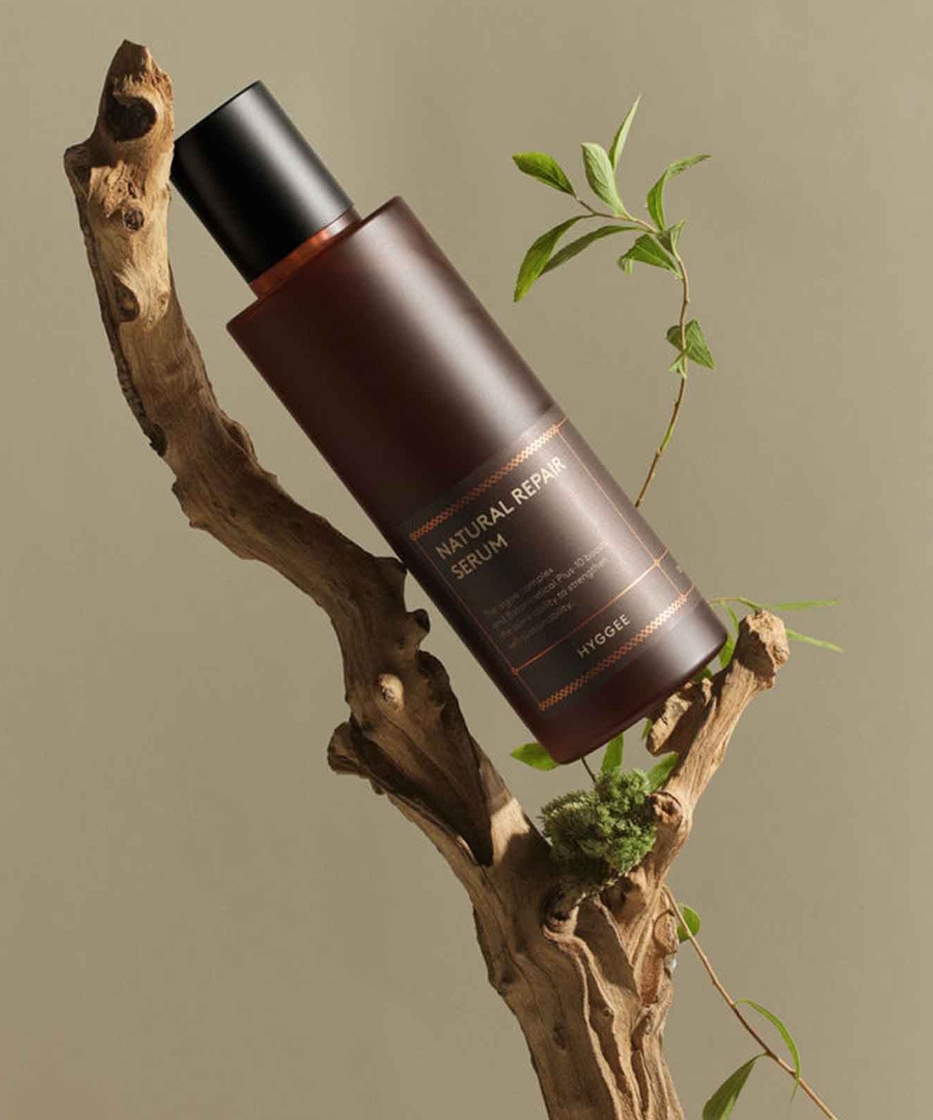 Sérum HYGGEE Natural Repair 120ml sur fond bois nature.