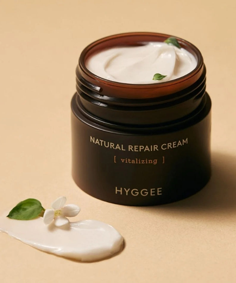 Crème réparatrice HYGGEE Nature Repair Cream 50ml avec texture veloutée et ingrédients naturels, soin visage hydratant.