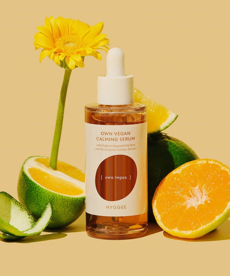 Sérum apaisant HYGGEE Own Vegan Calming Serum 50ml avec fruits, fond jaune; sérum végétalien pour peau calme.