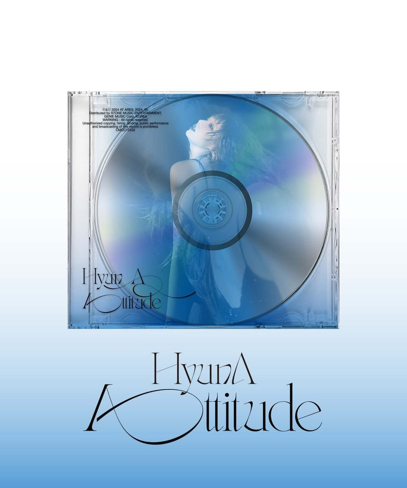 HYUNA - Attitude (HYUNA - Attitude) - Album Kpop : jaquette bleue CD, marque HYUNA, fond ciel, visuel studio
