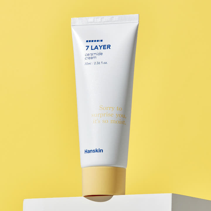 Hanskin Seven Layer Ceramide Cream 70ml de la marque Hanskin, tube blanc sur fond jaune en studio.
