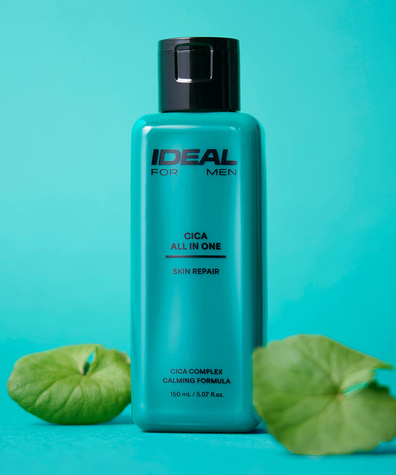 IDEAL FOR MEN Cica All-in-One 150ml, flacon turquoise sur fond bleu avec feuilles, peau réparatrice Cica.