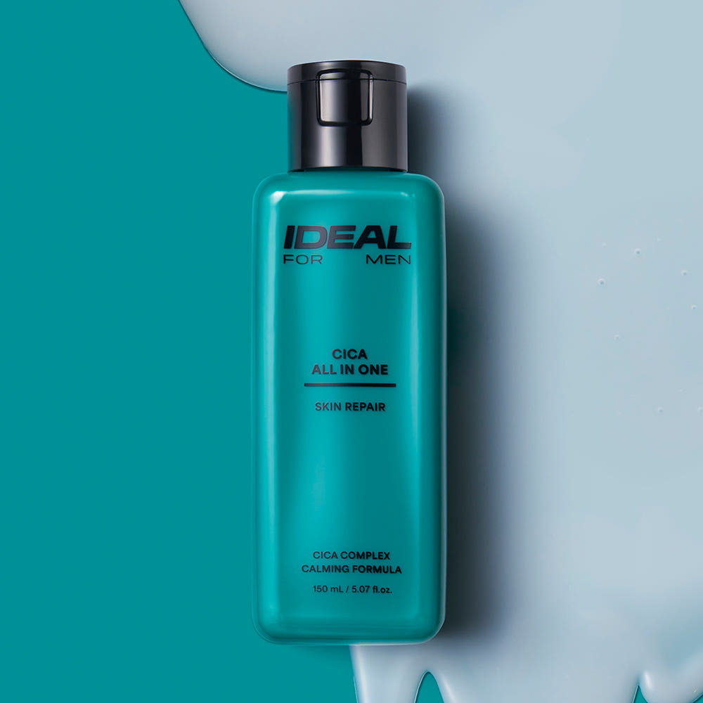 IDEAL FOR MEN Cica All-in-One 150ml, flacon vert sur fond bleu clair, marque IDEAL for Men en gros plan