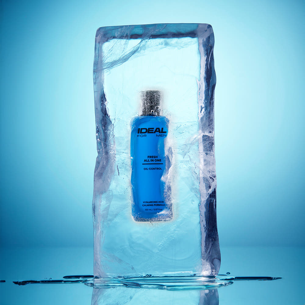 IDEAL FOR MEN Fresh All-in-One 150ml : flacon au centre, sur fond bleu, aspect frais, pour hommes, photo produit.