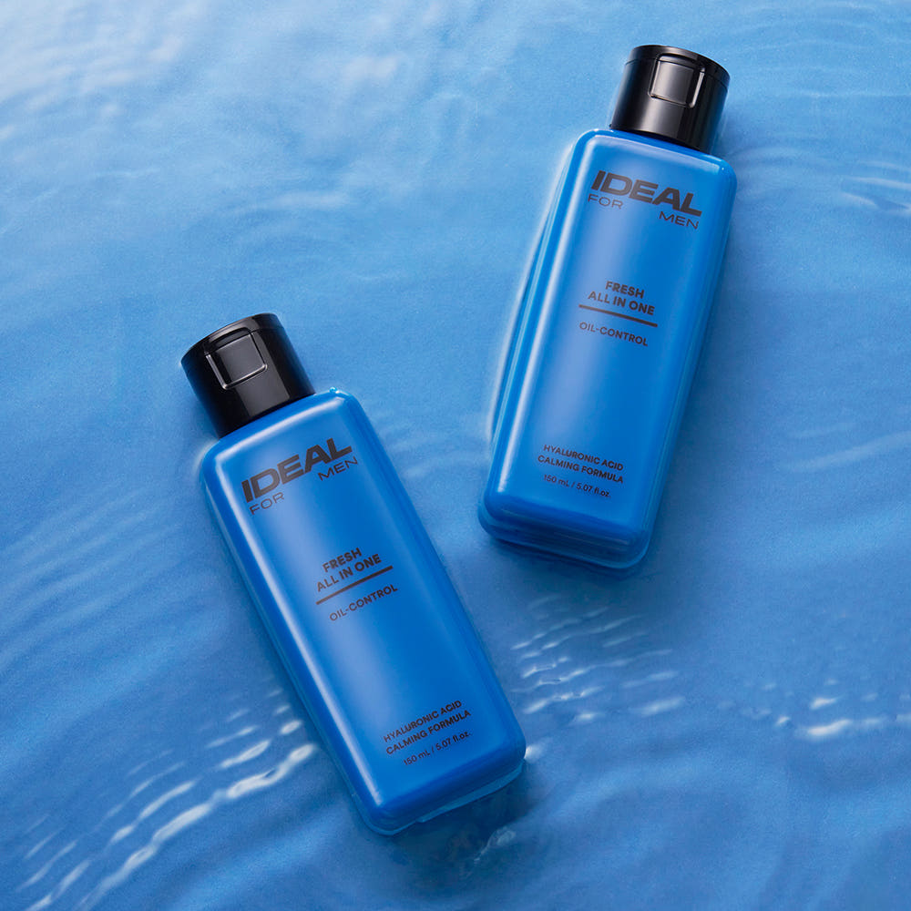 IDEAL FOR MEN Fresh All-in-One 150ml de la marque Ideal for Men, flacons bleus sur fond aquatique bleu