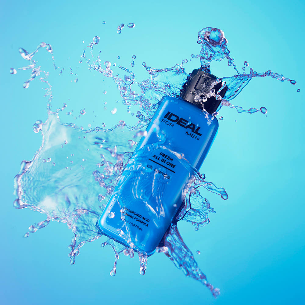 IDEAL FOR MEN Fresh All-in-One 150ml, bouteille bleue éclaboussures d’eau sur fond bleu, idéal pour hommes